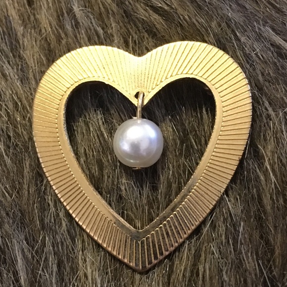 Vintage Jewelry - Vintage gold tone heart dangle pearl accent brooch